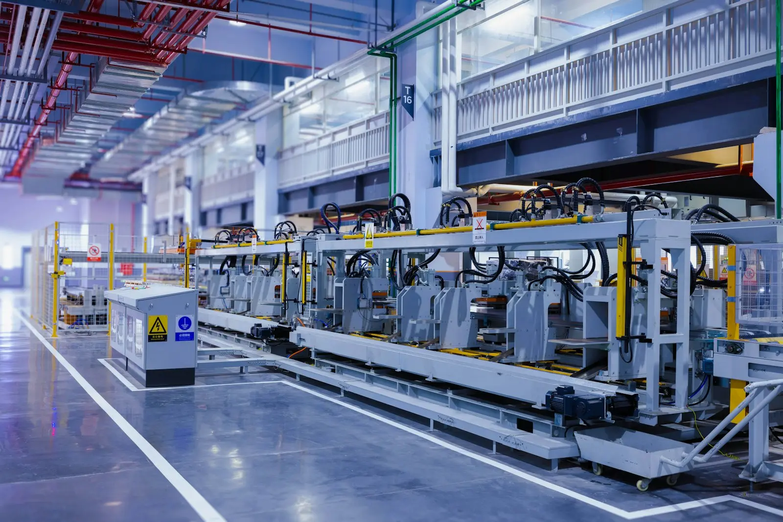 Produktionsanlage in einer modernen Halle