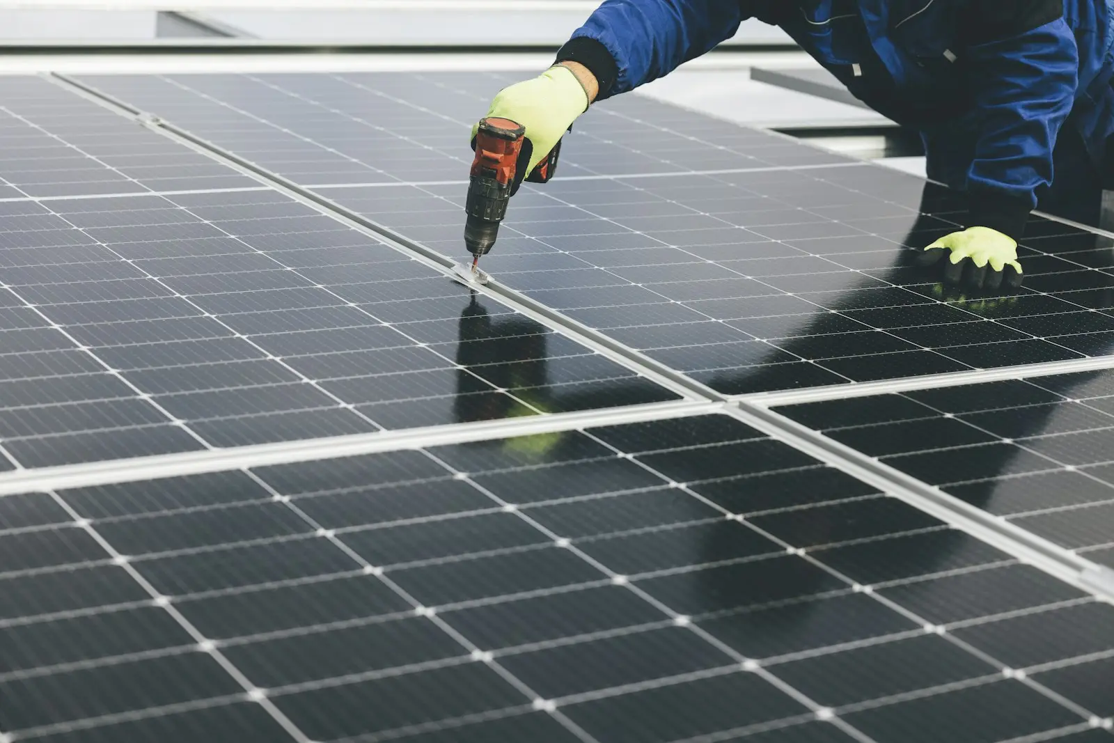 Monteur arbeitet an Solarmodulen