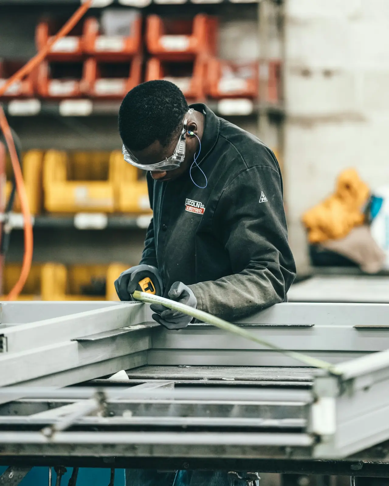 Techniker misst ein Bauteil in der Werkstatt